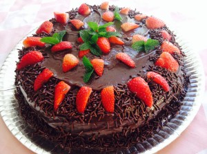 bolo de chocolate e morango